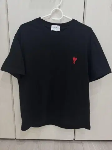 블랙 T셔츠 하트 자수