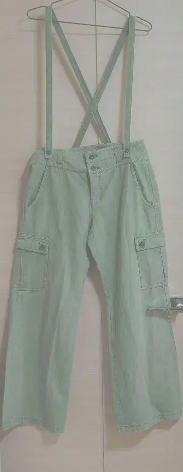 연한 녹색 서스펜더가 달린 워크 팬츠