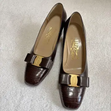 Ferragamo 다크 브라운 펌프스