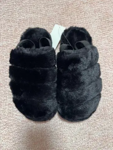 블랙 퍼 샌들