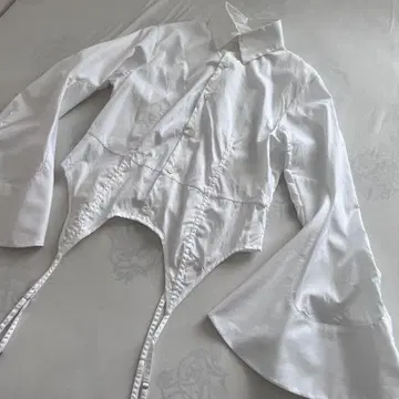 Noir kei ninomiya 플레어 소매 블라우스