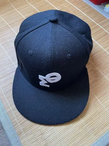 블랙 베이스볼 캡 화이트 로고 포함