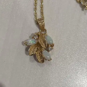오팔 목걸이