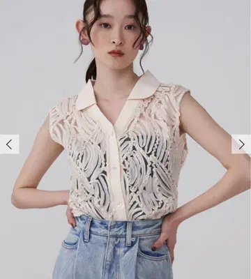 아이보리 레이스 무늬 슬리브리스 셔츠