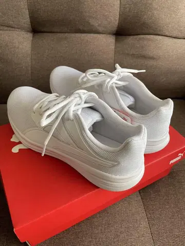 택 포함 새상품! Puma 화이트 러닝화