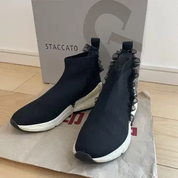 새상품급 STACCATO 프릴 장식 블랙 스니커즈