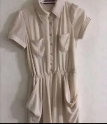 초인기 브랜드 세실 맥비의 무릎 기장 원피스입니다. 한계 가격입니다.