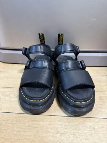 Dr.Martens 통굽 블랙 샌들 스트랩 포함