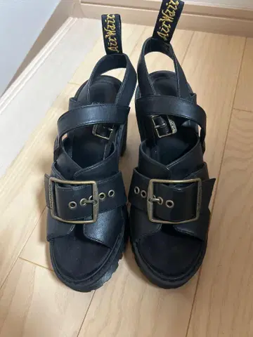 블랙 백 스트랩 통굽 샌들
