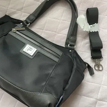 새상품급 FILA 블랙 핸드백