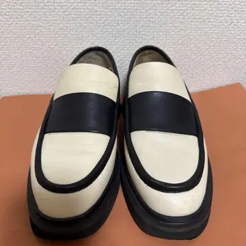 투모로우랜드 로퍼 화이트 블랙 가죽 신발