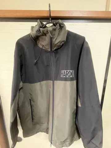 HARDCORE 마운틴 파카 백 프린트