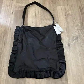 SISII 블랙 토트백 프릴 디자인
