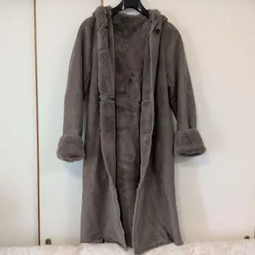 후드 부착 페이크 무스탕 코트