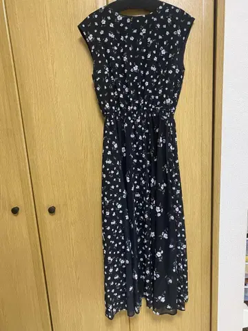 노엘라 꽃무늬 블랙 원피스 슬리브리스 M