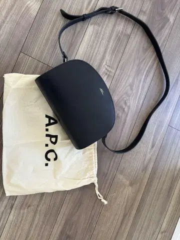 A.P.C. 하프문 숄더백