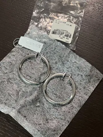 GUESS 실버 귀걸이