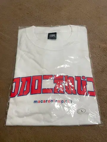 마카로니 연필 유니폼의 로고 같은 폰트의 T셔츠