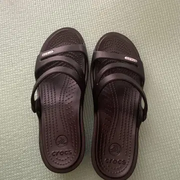crocs 블랙 스트랩 샌들