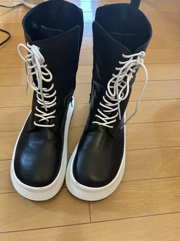 NO ID. 하이컷 부츠 블랙/화이트