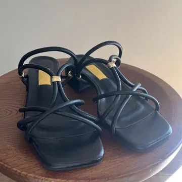 GRISE 3.5cm 크로스 메탈 스트링 샌들