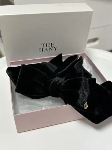 THE HANY 벨벳 리본 헤어 액세서리