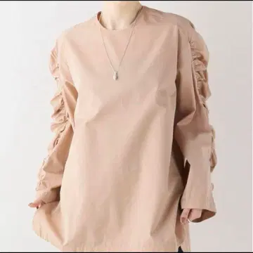 새상품급 23년 에바만 플라주 소매 셔링 블라우스 연어 베이지