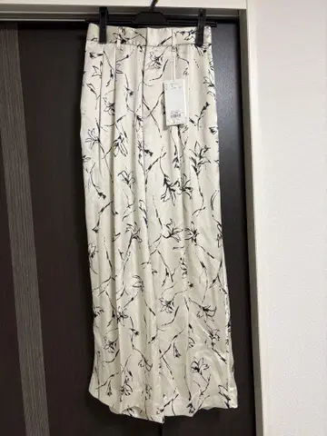 미라 오웬 뒷밴딩 사이드 파이핑 새틴 팬츠