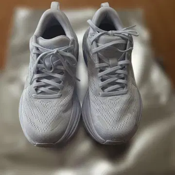 HOKA 화이트 러닝화