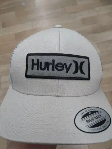 Hurley의 큰 로고 자수가 있는 캡