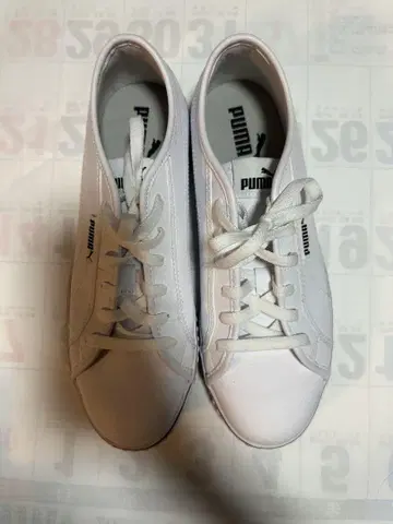 PUMA 화이트 레이스업 스니커즈