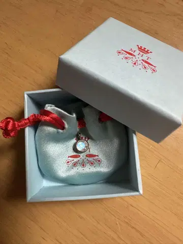 마리엘렌 드 타이어크 레인보우 문스톤 빈디 탑