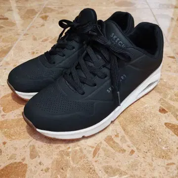 SKECHERS 블랙 스니커즈