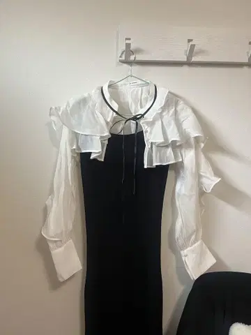 LILY BROWN 프릴 장식 원피스 블랙 화이트
