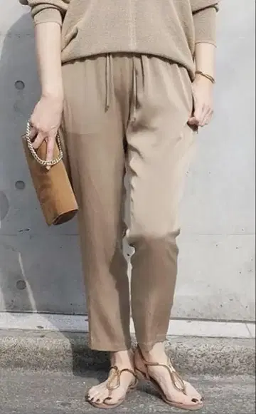 매장에서 클리닝 완료 두지엠 클라세 실크 새틴 드로스트 팬츠