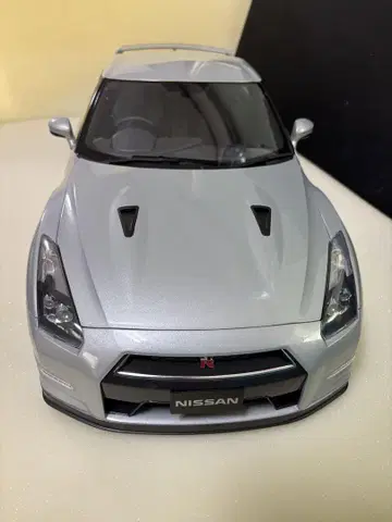 Nissan GT-R 1/18 스케일 모델 실버