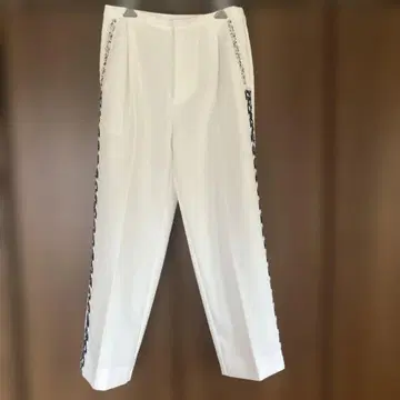 화이트 와이드 팬츠 비즈 장식 포함