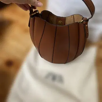ZARA 스티치 버킷백