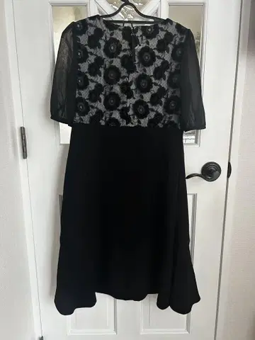To be chic 플라워 레이스 A라인 드레스 블랙