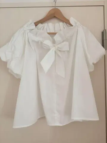 내추럴 뷰티 베이직 2웨이 오프숄더 화이트 블라우스 M
