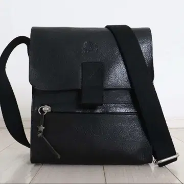 일비종떼 로고 엠보 플랩 가죽 사선 숄더 백