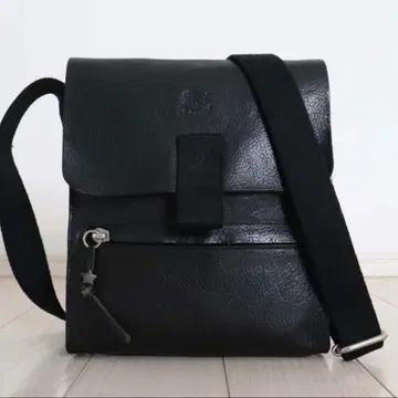 일비종떼 로고 엠보 플랩 가죽 사선 숄더 백