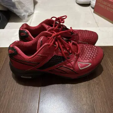 Reebok 러닝화 레드