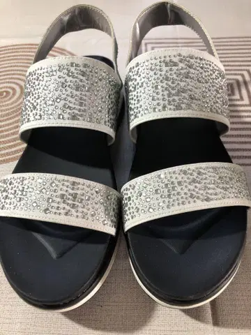 스톤 장식 실버 샌들