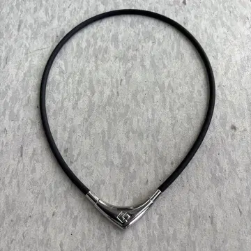 블랙 러버 목걸이