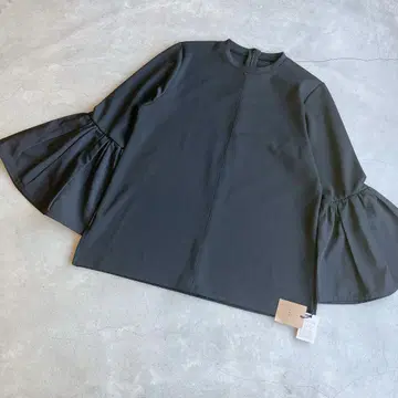 새상품 MERI/미리 플레어 슬리브 블라우스 블랙