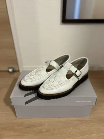 화이트 가죽 멜리 제인 슈즈