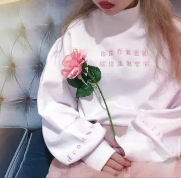 BUBBLES x NYLON 콜라보 상품 NAOPIS 맨투맨 상의 화이트
