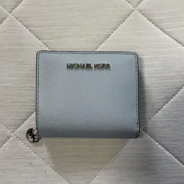 MICHAEL KORS 라이트 블루 접이식 지갑