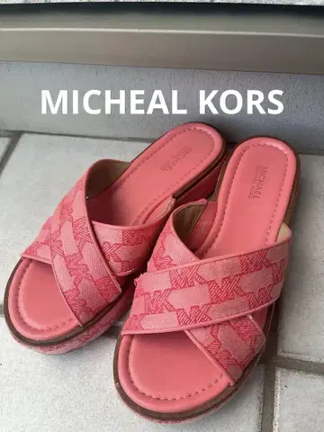 MICHEAL KORS 핑크 샌들 23.5cm